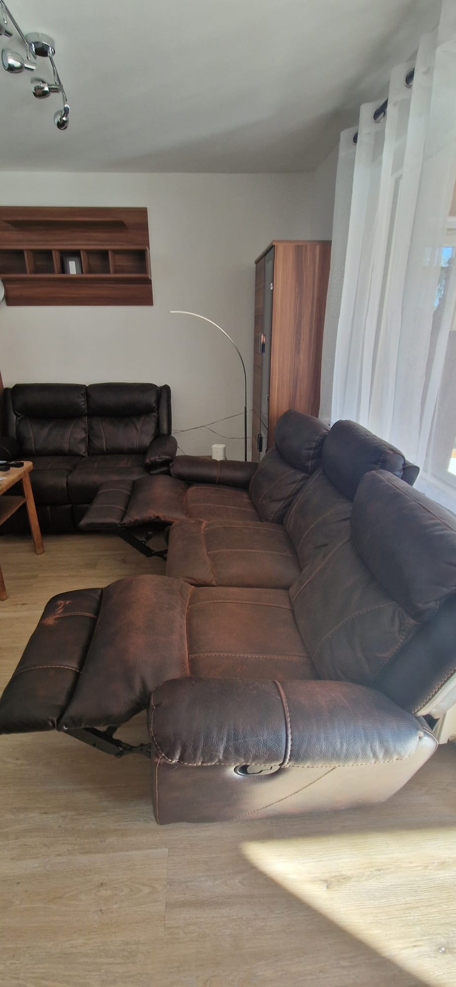 Sofa mit ausgeklappter Fußlehne